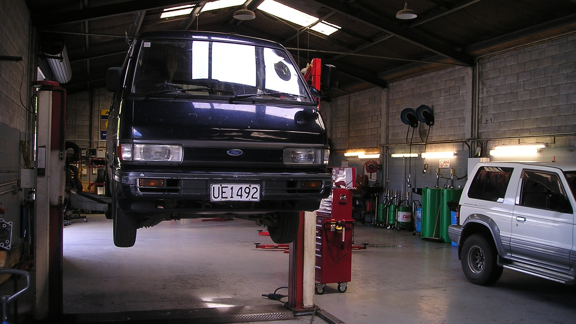 Bolts, nuts, pins, washers, bushings, clamps - which no car repair shop can do without Śrubki, nakrętki, bolce, podkładki, tulejki - bez czego żaden warsztat się nie obejdzie