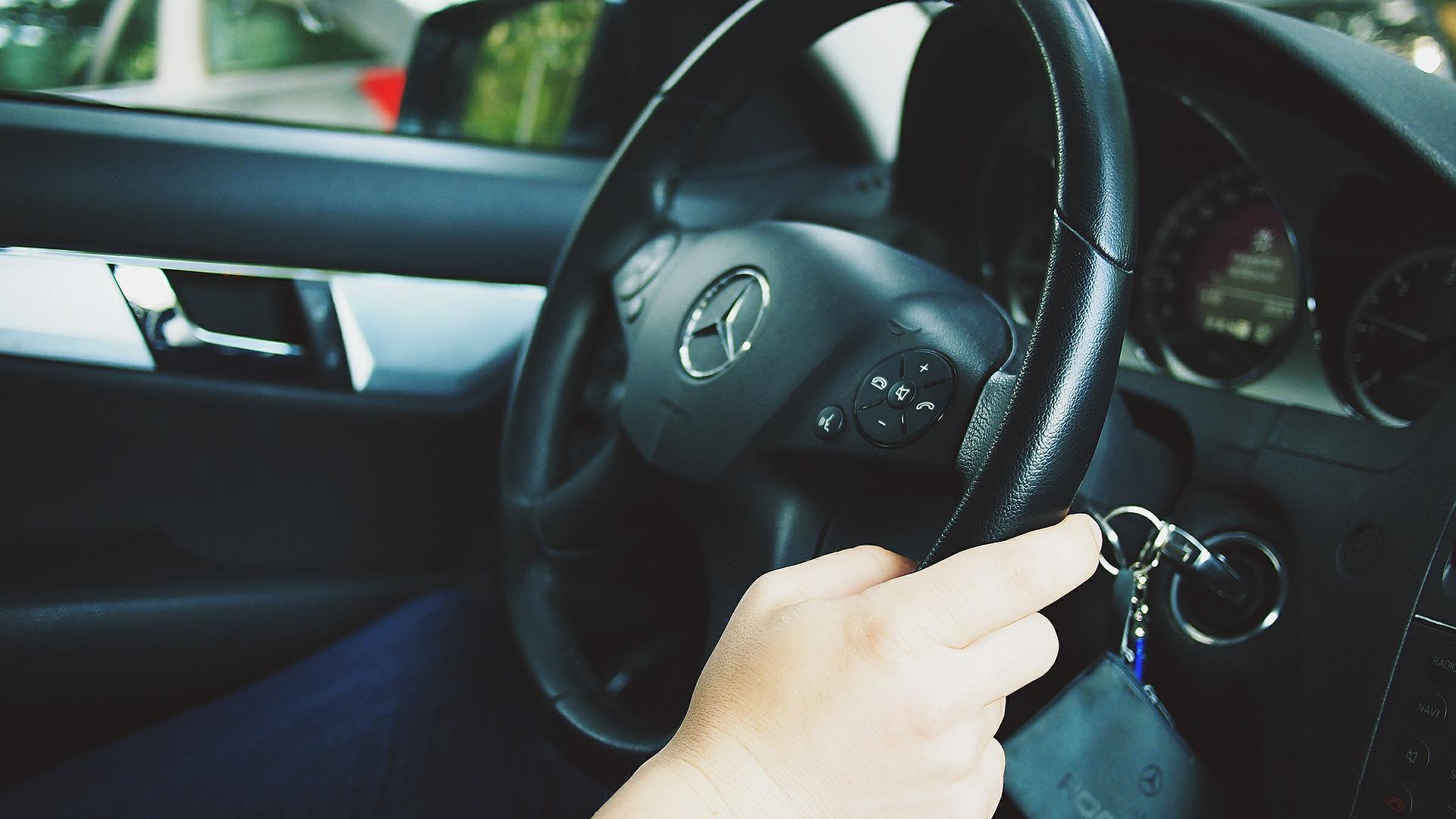 Jak zmniejszyć hałas w czasie jazdy autem?